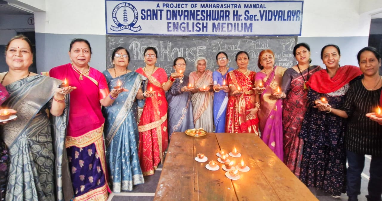 दिवाली मिलन में ताश के खेलों का सभी ने लिया आनंद दिवाली मिलन में ताश के खेलों का सभी ने लिया आनंद