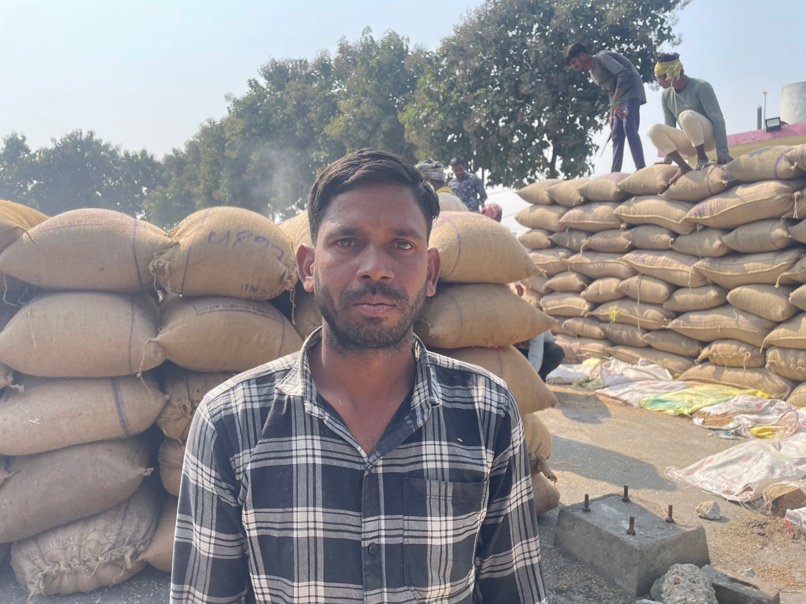 किसानों के चेहरों में आई मुस्कान, धान खरीदी का सिलसिला जारी किसानों के चेहरों में आई मुस्कान, धान खरीदी का सिलसिला जारी