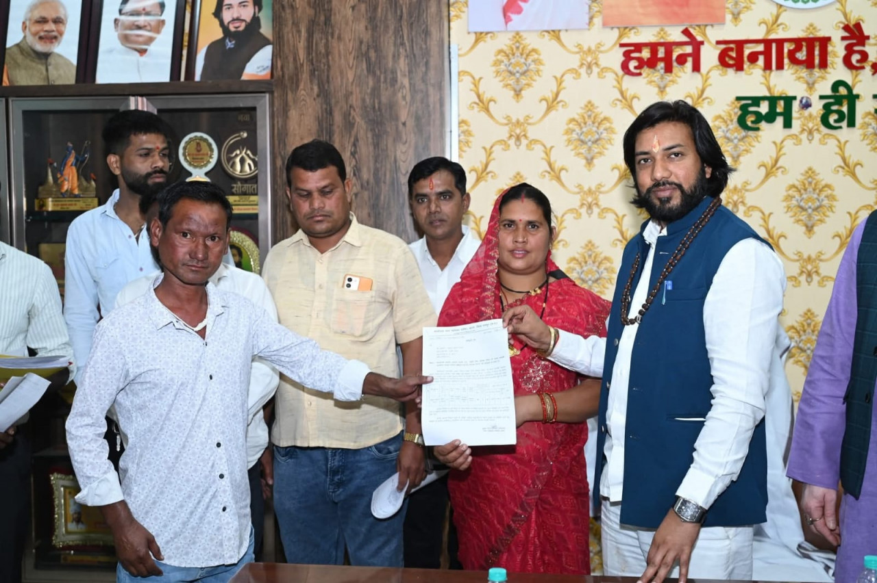 कैबिनेट मंत्री गुरु खुशवंत साहेब ने आरंग के क्षेत्रीय कार्यालय में किया जनदर्शन कैबिनेट मंत्री गुरु खुशवंत साहेब ने आरंग के क्षेत्रीय कार्यालय में किया जनदर्शन