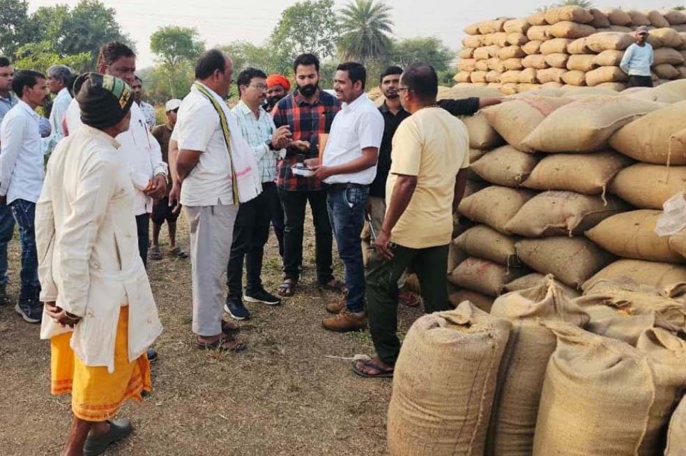 राजनांदगांव जिले में अवैध धान बिक्री की रोकथाम के लिए कोचियों व बिचौलियों पर की जा रही कड़ी कार्रवाई राजनांदगांव जिले में अवैध धान बिक्री की रोकथाम के लिए कोचियों व बिचौलियों पर की जा रही कड़ी कार्रवाई