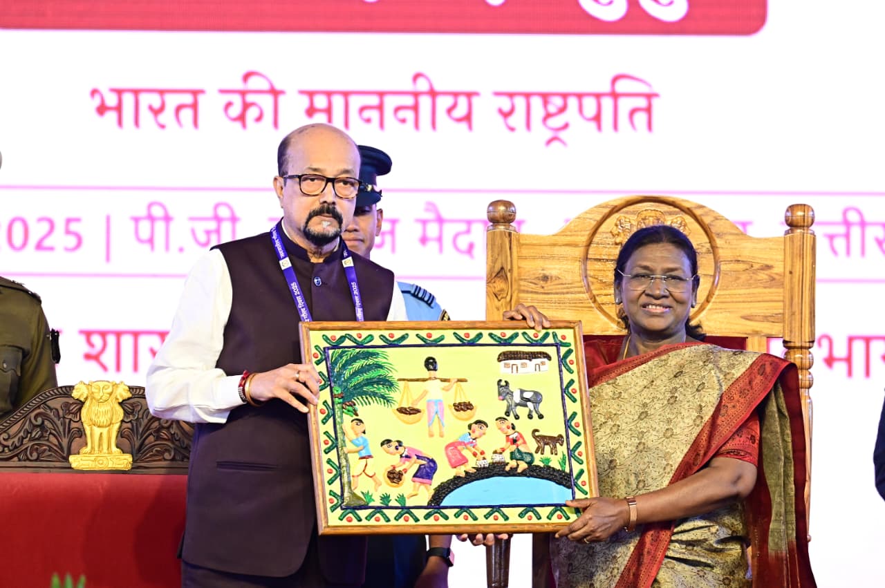 राष्ट्रपति श्रीमती मुर्मु के छत्तीसगढ़ आगमन पर राज्यपाल ने भेंट की भित्ती चित्रकारी की पेंटिंग राष्ट्रपति श्रीमती मुर्मु के छत्तीसगढ़ आगमन पर राज्यपाल ने भेंट की भित्ती चित्रकारी की पेंटिंग