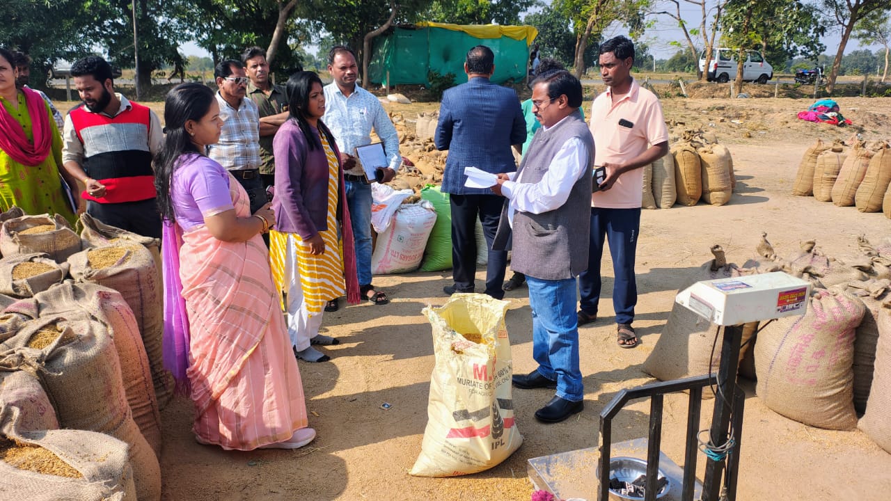 रायपुर संभागायुक्त ने किया महासमुंद जिले के धान खरीदी केन्द्र और चेकपोस्ट का निरीक्षण रायपुर संभागायुक्त ने किया महासमुंद जिले के धान खरीदी केन्द्र और चेकपोस्ट का निरीक्षण