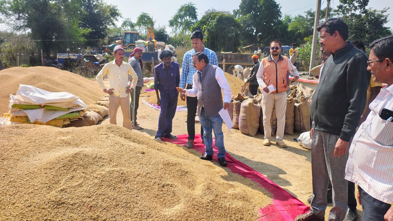 रायपुर संभागायुक्त ने किया महासमुंद जिले के धान खरीदी केन्द्र और चेकपोस्ट का निरीक्षण रायपुर संभागायुक्त ने किया महासमुंद जिले के धान खरीदी केन्द्र और चेकपोस्ट का निरीक्षण