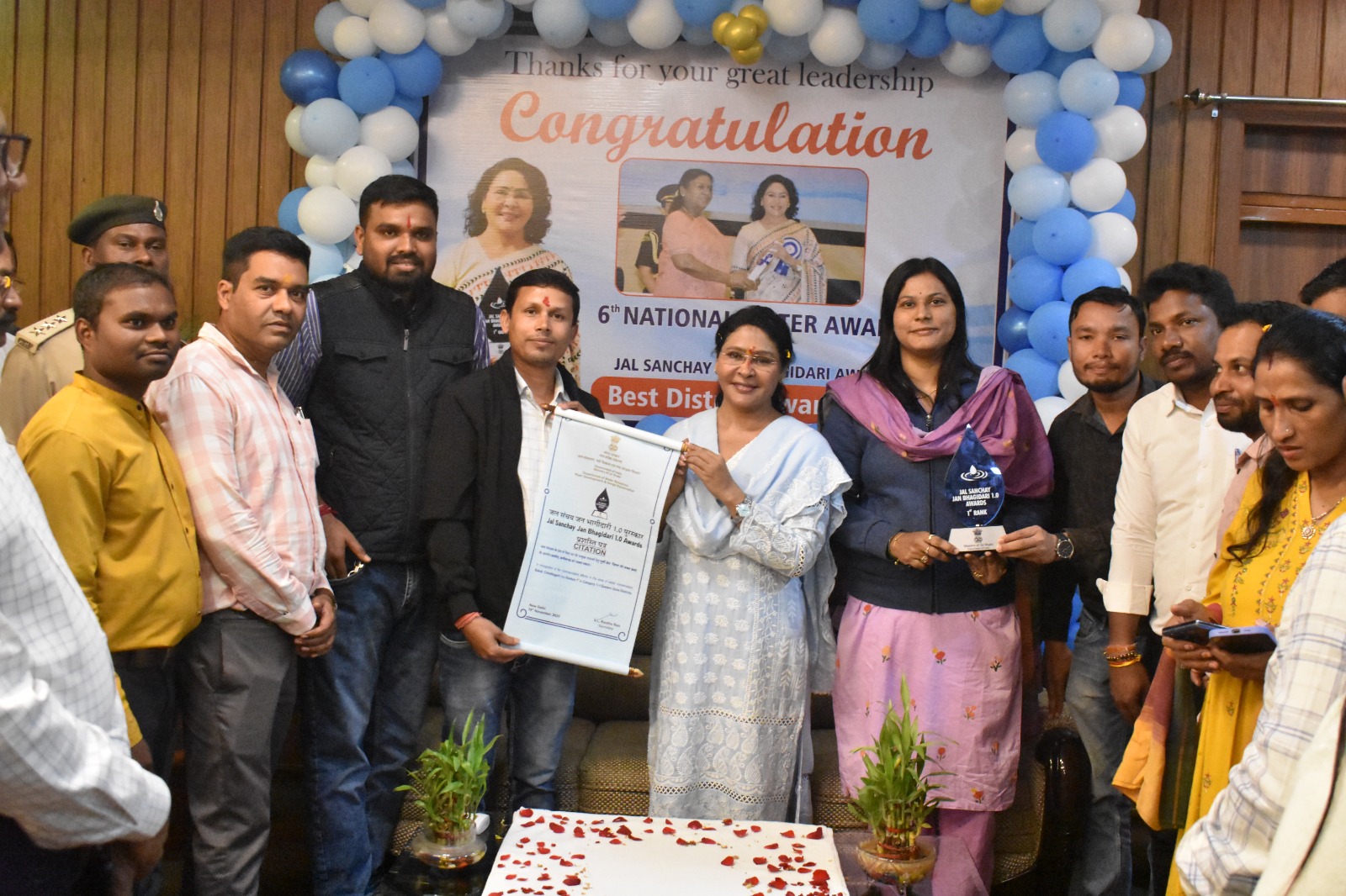 राष्ट्रपति से सम्मानित होकर वापस जिला पहुँचने पर अधिकारी-कर्मचारियों ने किया कलेक्टर श्रीमती दिव्या उमेश मिश्रा का आत्मीय अभिनंदन एवं स्वागत राष्ट्रपति से सम्मानित होकर वापस जिला पहुँचने पर अधिकारी-कर्मचारियों ने किया कलेक्टर श्रीमती दिव्या उमेश मिश्रा का आत्मीय अभिनंदन एवं स्वागत