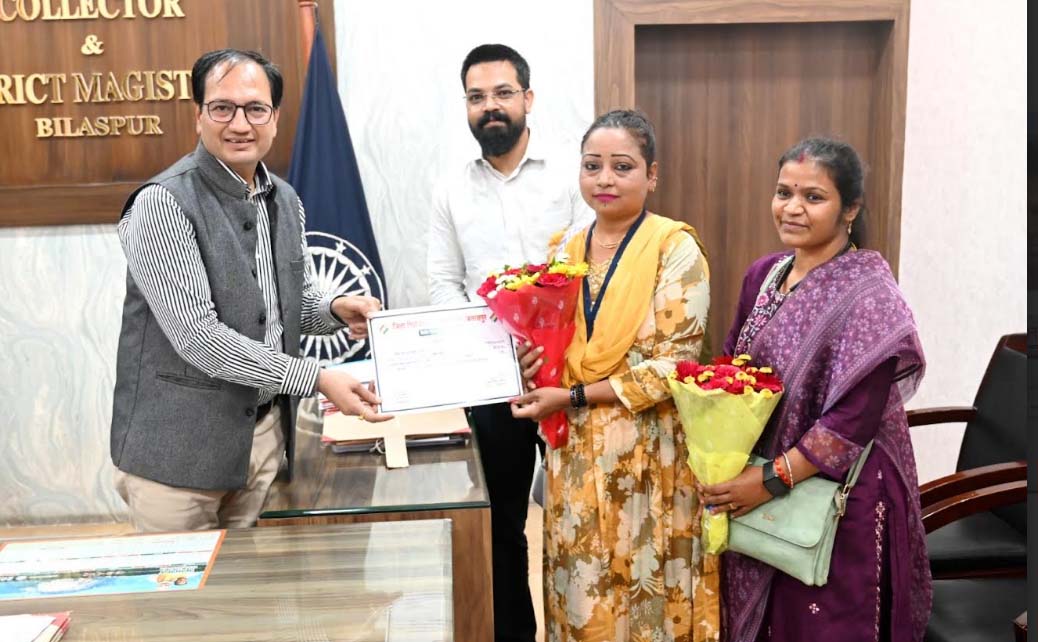 कलेक्टर ने उत्कृष्ट कार्य के लिए बीएलओ का किया सम्मान कलेक्टर ने उत्कृष्ट कार्य के लिए बीएलओ का किया सम्मान