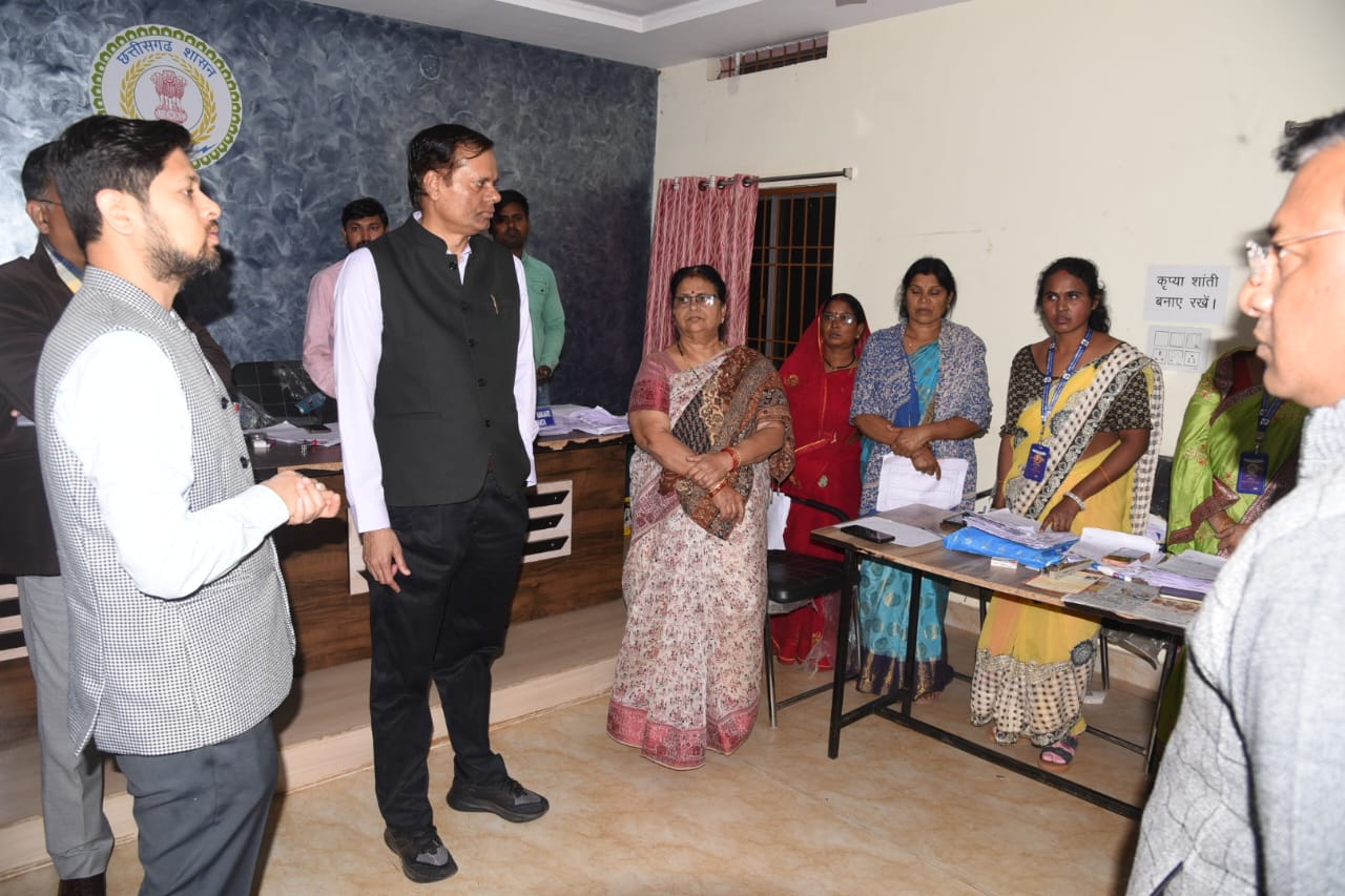 संभाग आयुक्त और कलेक्टर ने डिजिलाइजेशन कार्य का निरीक्षण किये संभाग आयुक्त और कलेक्टर ने डिजिलाइजेशन कार्य का निरीक्षण किये