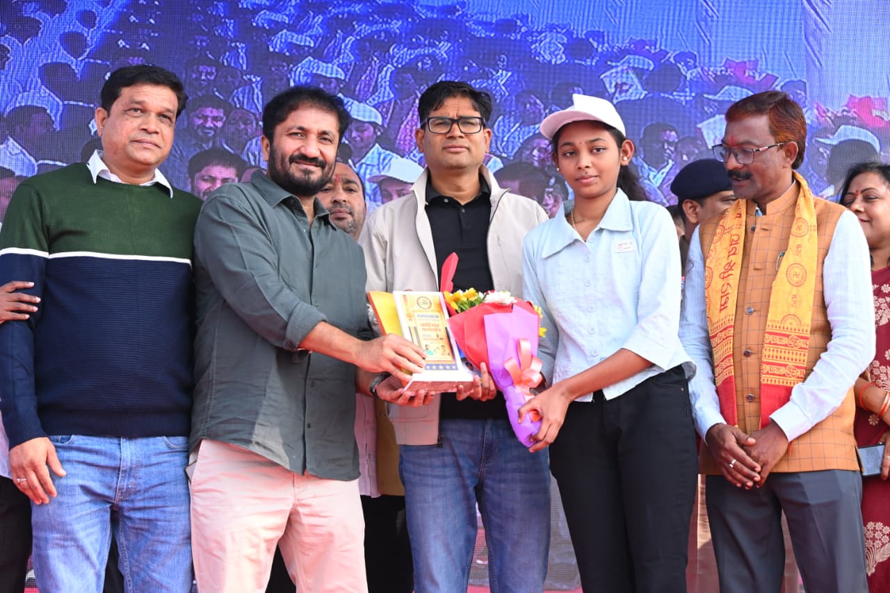 कठिनाइयां ही इंसान को मजबूत बनाती हैं: वित्त मंत्री कठिनाइयां ही इंसान को मजबूत बनाती हैं: वित्त मंत्री