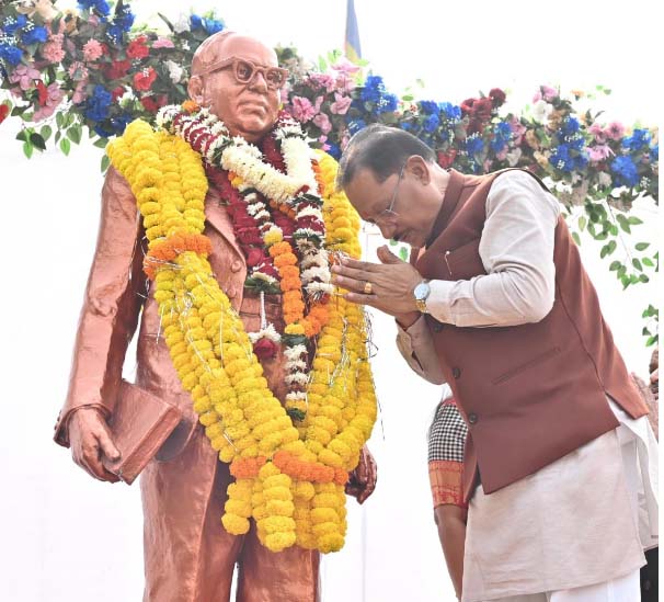 मुख्यमंत्री साय ने संविधान दिवस के अवसर पर डॉ. भीमराव अंबेडकर की प्रतिमा पर माल्यार्पण कर किया नमन मुख्यमंत्री साय ने संविधान दिवस के अवसर पर डॉ. भीमराव अंबेडकर की प्रतिमा पर माल्यार्पण कर किया नमन