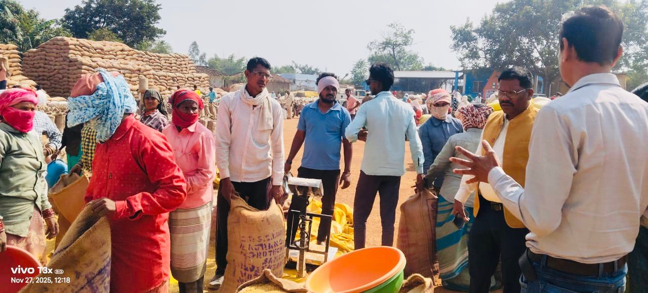 किसानों की आवाजाही से उपार्जन केन्द्रों की बढ़ी रौनक किसानों की आवाजाही से उपार्जन केन्द्रों की बढ़ी रौनक