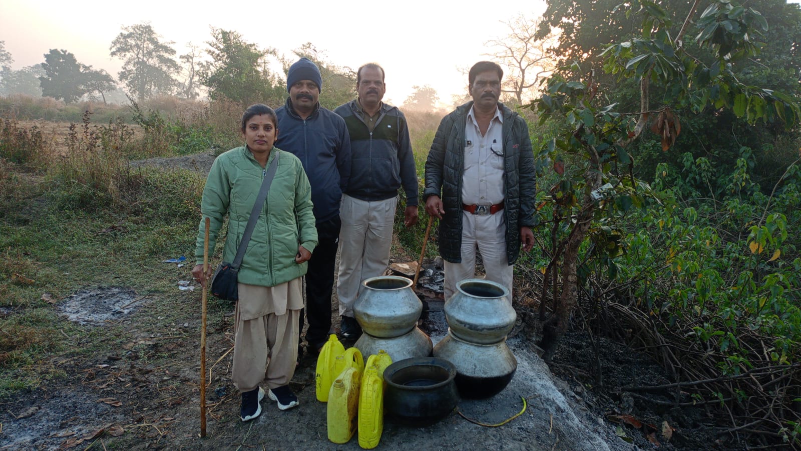 आबकारी विभाग की कार्रवाई,35 बल्क लीटर महुआ शराब जब्त आबकारी विभाग की कार्रवाई,35 बल्क लीटर महुआ शराब जब्त