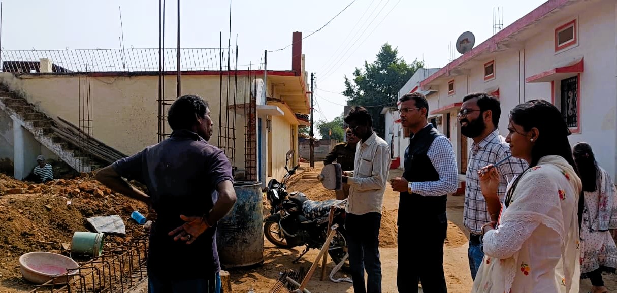 मुख्य कार्यपालन अधिकारी श्री चंद्रवंशी ने गुण्डरदेही विकासखण्ड के दूरस्थ ग्रामों का किया औचक निरीक्षण मुख्य कार्यपालन अधिकारी श्री चंद्रवंशी ने गुण्डरदेही विकासखण्ड के दूरस्थ ग्रामों का किया औचक निरीक्षण