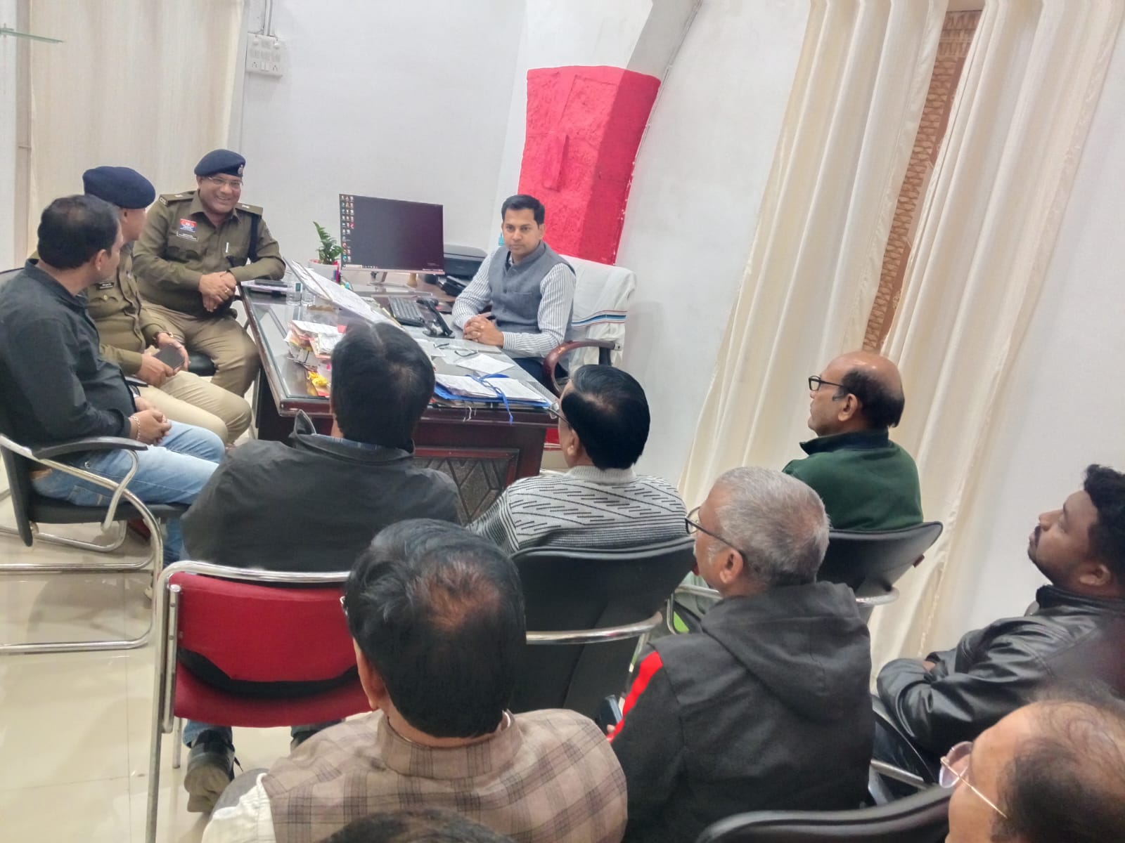 एडीएम और एएसपी ने ली डीजे और मांगलिक भवन संचालकों की बैठक एडीएम और एएसपी ने ली डीजे और मांगलिक भवन संचालकों की बैठक