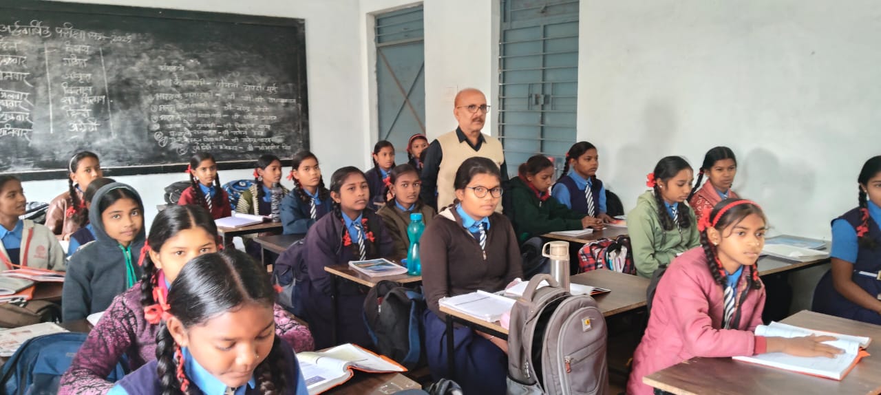 जिला शिक्षा अधिकारी पहुंचे विभिन्न स्कूलों में जिला शिक्षा अधिकारी पहुंचे विभिन्न स्कूलों में