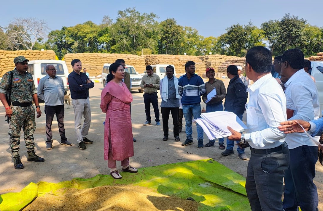 कलेक्टर ने डौण्डीलोहारा विकासखण्ड के विभिन्न धान खरीदी केन्द्रों का आकस्मिक निरीक्षण कर व्यवस्थाओं का लिया जायजा कलेक्टर ने डौण्डीलोहारा विकासखण्ड के विभिन्न धान खरीदी केन्द्रों का आकस्मिक निरीक्षण कर व्यवस्थाओं का लिया जायजा