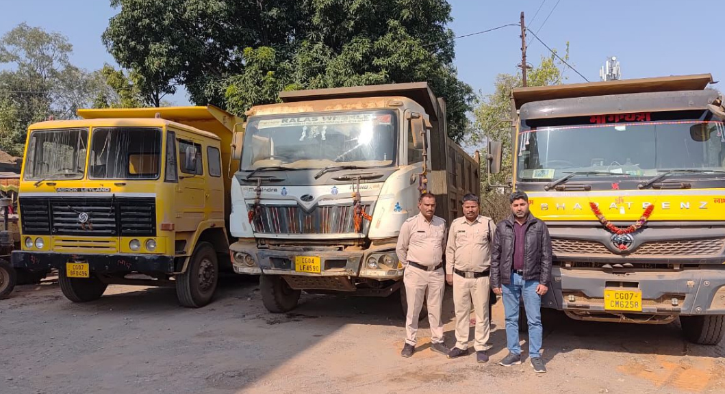 रेत और मुरुम का अवैध परिवहन करते तीन हाईवा जब्त रेत और मुरुम का अवैध परिवहन करते तीन हाईवा जब्त