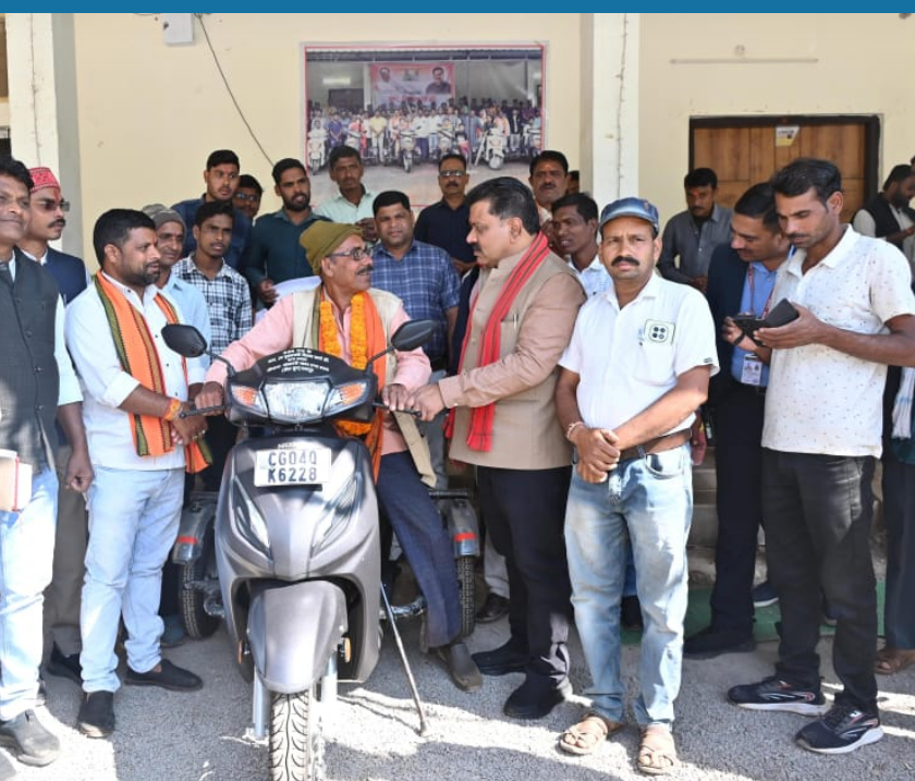 दिव्यांग नेमी सिंह को उपमुख्यमंत्री श्री शर्मा ने प्रदान की पेट्रोल चलित स्कूटी दिव्यांग नेमी सिंह को उपमुख्यमंत्री श्री शर्मा ने प्रदान की पेट्रोल चलित स्कूटी