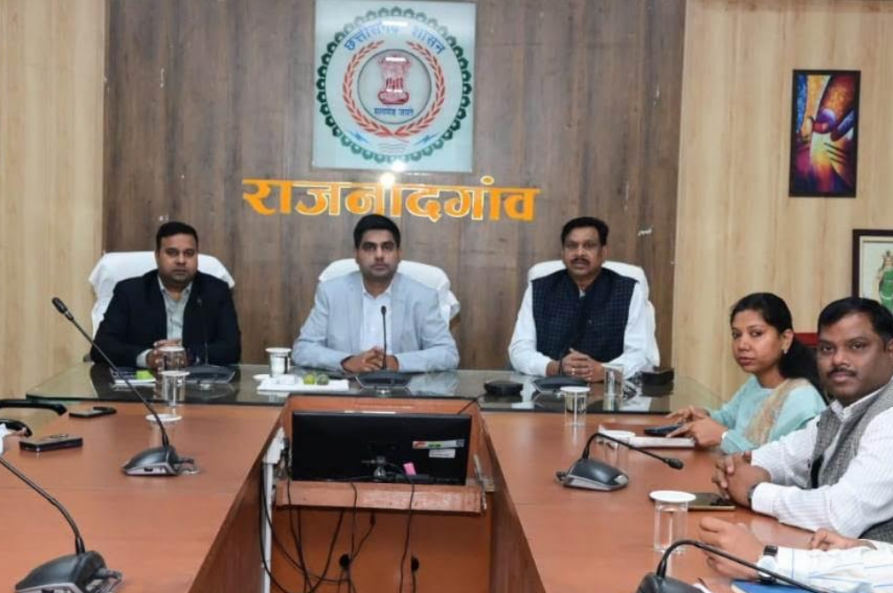 कलेक्टर ने आधार सक्षम बायोमेट्रिक उपस्थिति प्रणाली के संबंध अधिकारियों की ली बैठक कलेक्टर ने आधार सक्षम बायोमेट्रिक उपस्थिति प्रणाली के संबंध अधिकारियों की ली बैठक