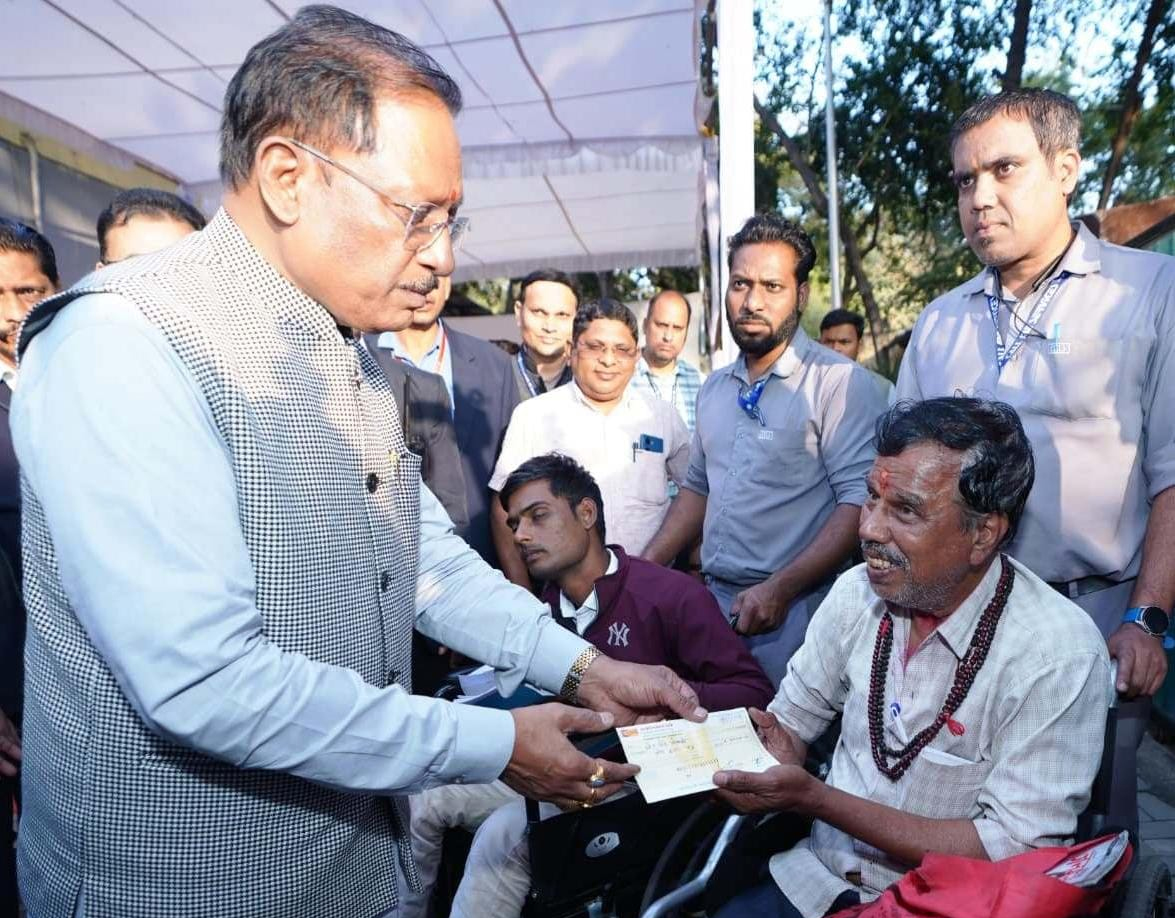 संवेदनशील शासन की मिसाल: जनदर्शन में मुख्यमंत्री श्री विष्णु देव साय ने मौके पर सुलझाईं समस्याएँ संवेदनशील शासन की मिसाल: जनदर्शन में मुख्यमंत्री श्री विष्णु देव साय ने मौके पर सुलझाईं समस्याएँ