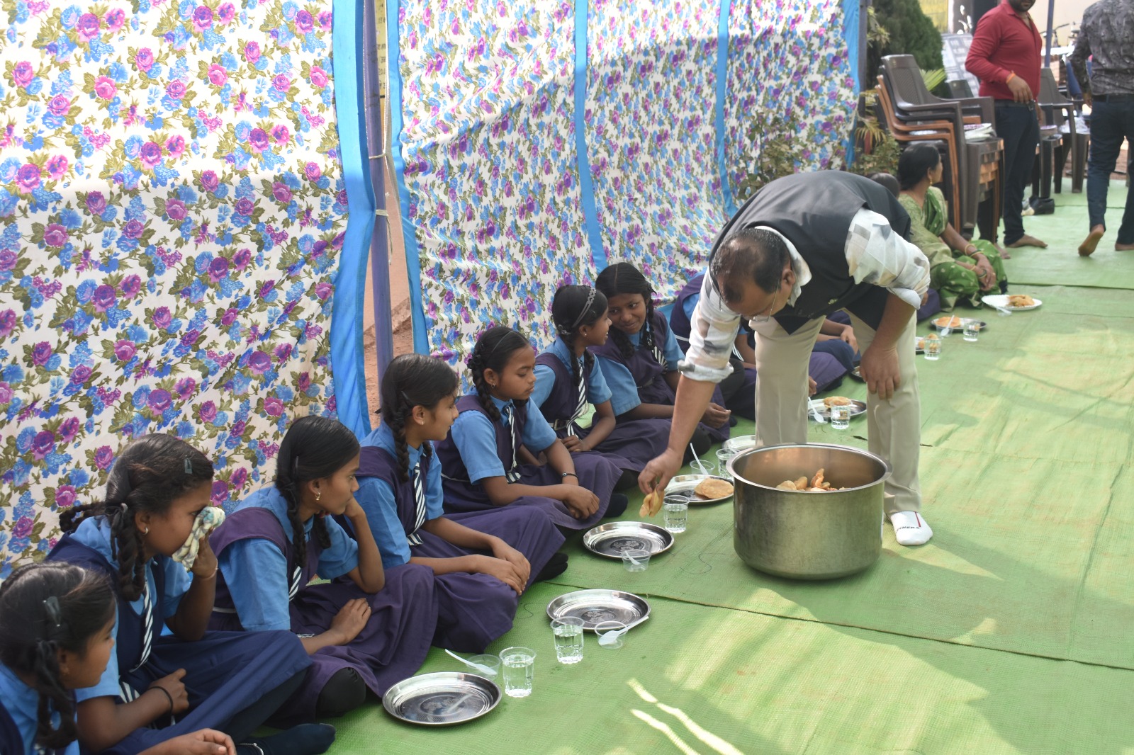 जनसंपर्क अधिकारी चंद्रेश ठाकुर ने जन्मदिवस पर विद्यार्थियों को दिया न्योता भोज जनसंपर्क अधिकारी चंद्रेश ठाकुर ने जन्मदिवस पर विद्यार्थियों को दिया न्योता भोज