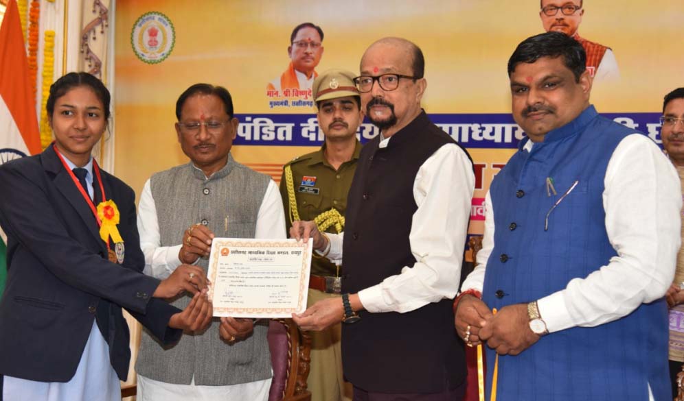 राज्यपाल एवं मुख्यमंत्री ने 10वीं और 12वीं परीक्षा के मेधावी विद्यार्थियों को किया सम्मानित राज्यपाल एवं मुख्यमंत्री ने 10वीं और 12वीं परीक्षा के मेधावी विद्यार्थियों को किया सम्मानित
