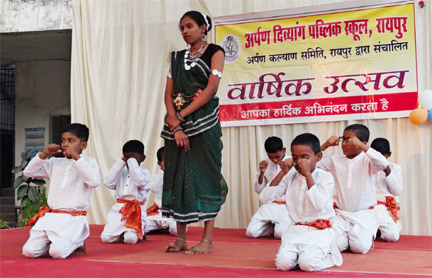 मौन से सजीव हुई मंच की धड़कनें मौन से सजीव हुई मंच की धड़कनें