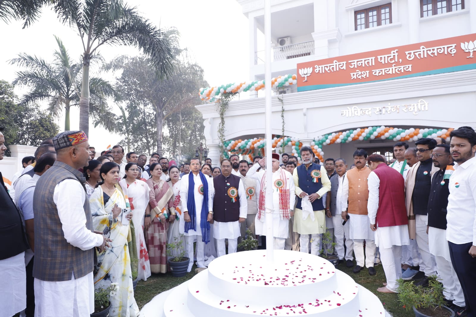 क्षेत्रीय संगठन महामंत्री श्री जम्वाल और प्रदेश अध्यक्ष श्री देव ने भाजपा कार्यालय में फहराया तिरंगा क्षेत्रीय संगठन महामंत्री श्री जम्वाल और प्रदेश अध्यक्ष श्री देव ने भाजपा कार्यालय में फहराया तिरंगा