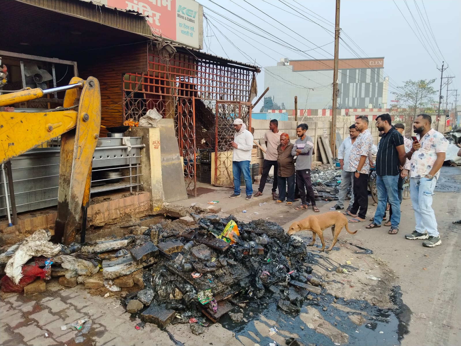 12 अवैध पाटों को तोड़कर नाला सफाई 12 अवैध पाटों को तोड़कर नाला सफाई