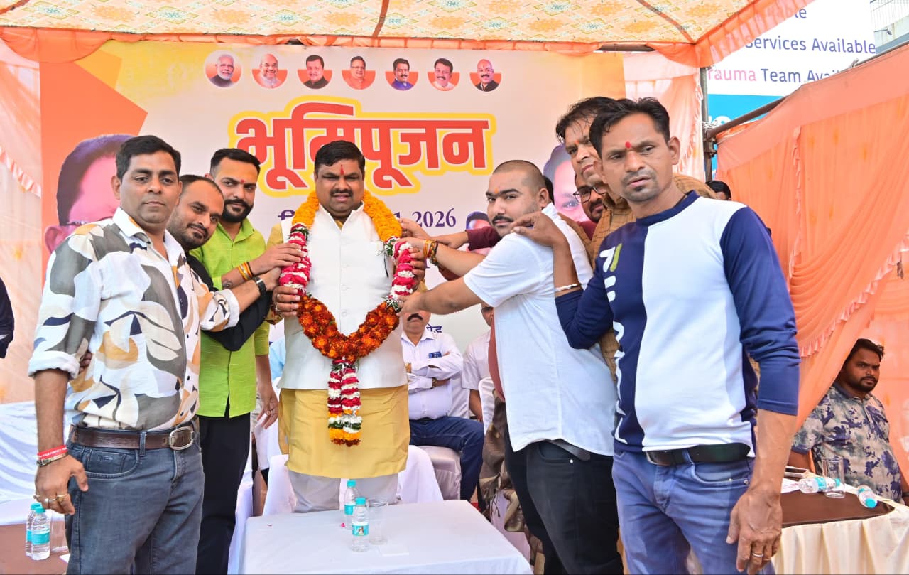 मंत्री गजेन्द्र यादव ने किया इंदिरा मार्केट में बी.टी. रिनिवल कार्य का भूमिपूजन, दुर्ग शहर की सड़कों को मिलेगी मजबूती मंत्री गजेन्द्र यादव ने किया इंदिरा मार्केट में बी.टी. रिनिवल कार्य का भूमिपूजन, दुर्ग शहर की सड़कों को मिलेगी मजबूती