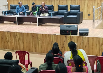 जिला शिक्षा अधिकारी ने ली प्रधान पाठकों की बैठक जिला शिक्षा अधिकारी ने ली प्रधान पाठकों की बैठक