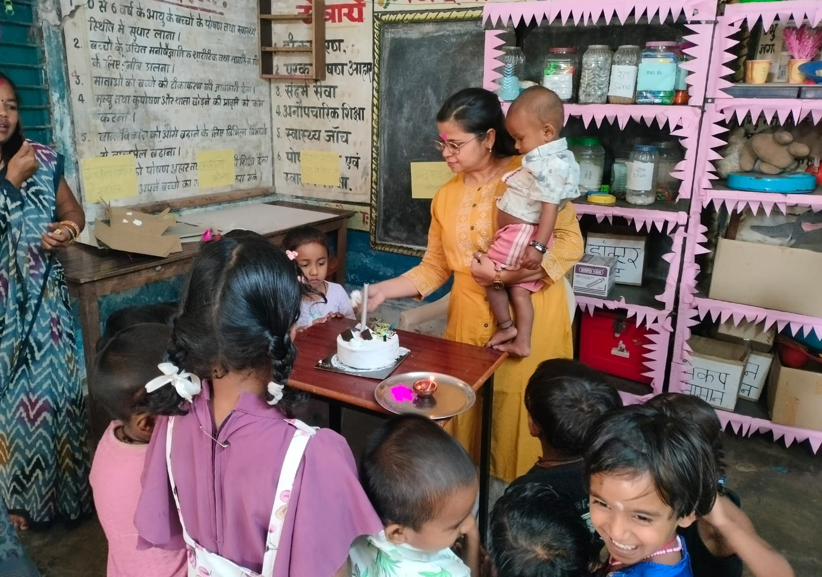 बच्चों के चेहरों पर मुस्कान, कर्मचारियों का जन्मदिन बना यादगार -प्रोजेक्ट आओ बाँटें खुशियाँ” के तहत शासकीय कर्मचारी बच्चों संग साझा कर रहे हैं खुशियाँ बच्चों के चेहरों पर मुस्कान, कर्मचारियों का जन्मदिन बना यादगार -प्रोजेक्ट आओ बाँटें खुशियाँ” के तहत शासकीय कर्मचारी बच्चों संग साझा कर रहे हैं खुशियाँ