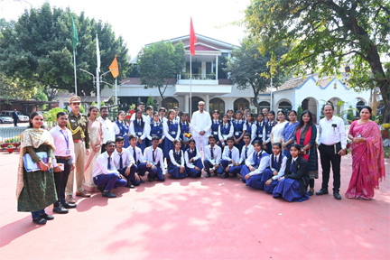 स्कूल के विद्यार्थियों ने देखा लोकभवन स्कूल के विद्यार्थियों ने देखा लोकभवन