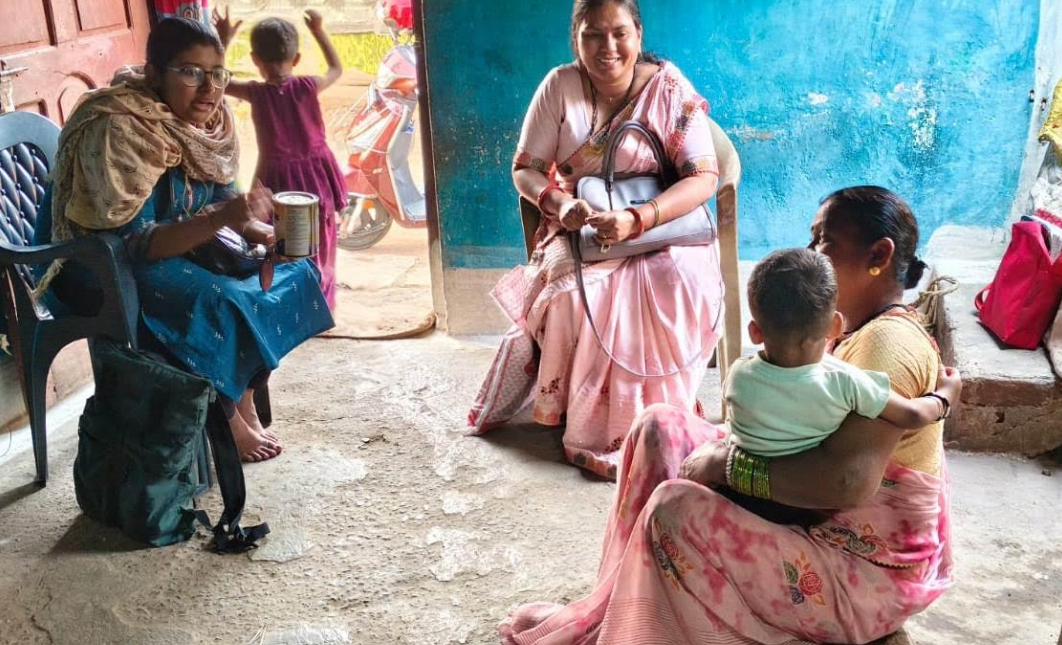 गृह भेंट कर पौष्टिक आहार और साफ-सफाई की दी जा रही समझाईश गृह भेंट कर पौष्टिक आहार और साफ-सफाई की दी जा रही समझाईश