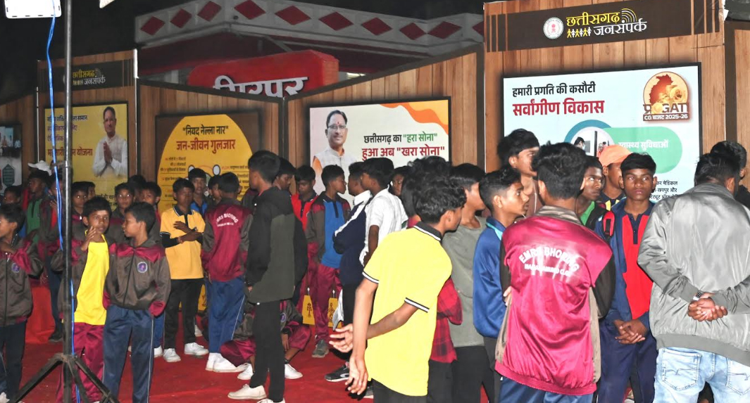 सिरपुर महोत्सव में डिजिटल प्रदर्शनी के माध्यम से मिल रही शासकीय योजनाओं की जानकारी सिरपुर महोत्सव में डिजिटल प्रदर्शनी के माध्यम से मिल रही शासकीय योजनाओं की जानकारी