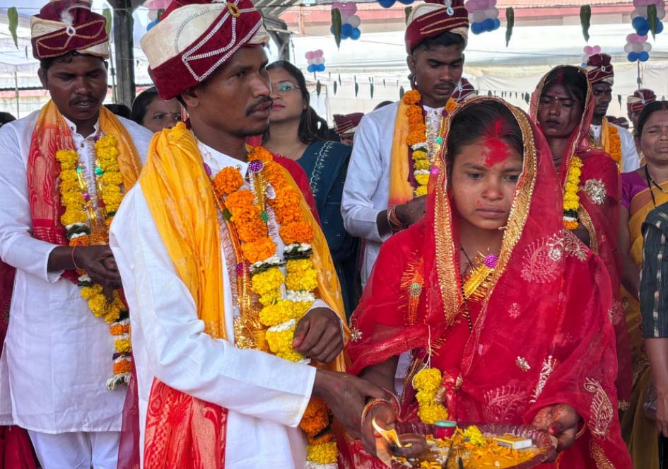 माँ दंतेश्वरी को साक्षी मानकर मुख्यमंत्री कन्या विवाह समारोह में 191 जोड़े वैवाहिक बंधन में बंधे माँ दंतेश्वरी को साक्षी मानकर मुख्यमंत्री कन्या विवाह समारोह में 191 जोड़े वैवाहिक बंधन में बंधे