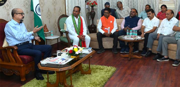 राज्यपाल श्री डेका से छत्तीसगढ़ रेडक्रॉस सोसायटी की नवगठित प्रबंध समिति ने की सौजन्य भेंट राज्यपाल श्री डेका से छत्तीसगढ़ रेडक्रॉस सोसायटी की नवगठित प्रबंध समिति ने की सौजन्य भेंट