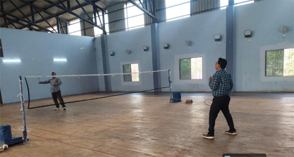 खुर्सीपार इंडोर स्टेडियम में बैडमिंटन की शुरुआत खुर्सीपार इंडोर स्टेडियम में बैडमिंटन की शुरुआत