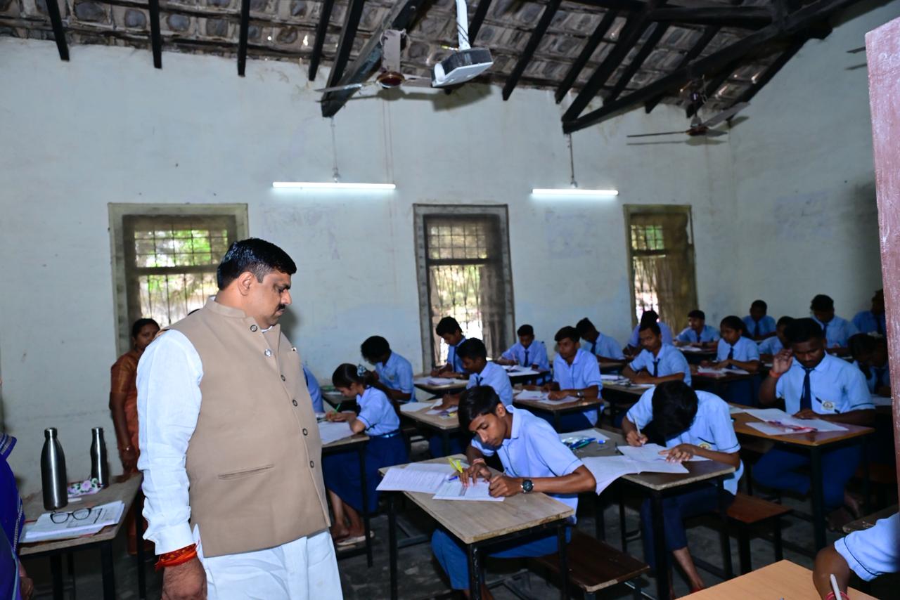 शिक्षा मंत्री गजेन्द्र यादव ने परीक्षा केंद्र पहुंचकर व्यवस्थाओं का निरीक्षण किया शिक्षा मंत्री गजेन्द्र यादव ने परीक्षा केंद्र पहुंचकर व्यवस्थाओं का निरीक्षण किया