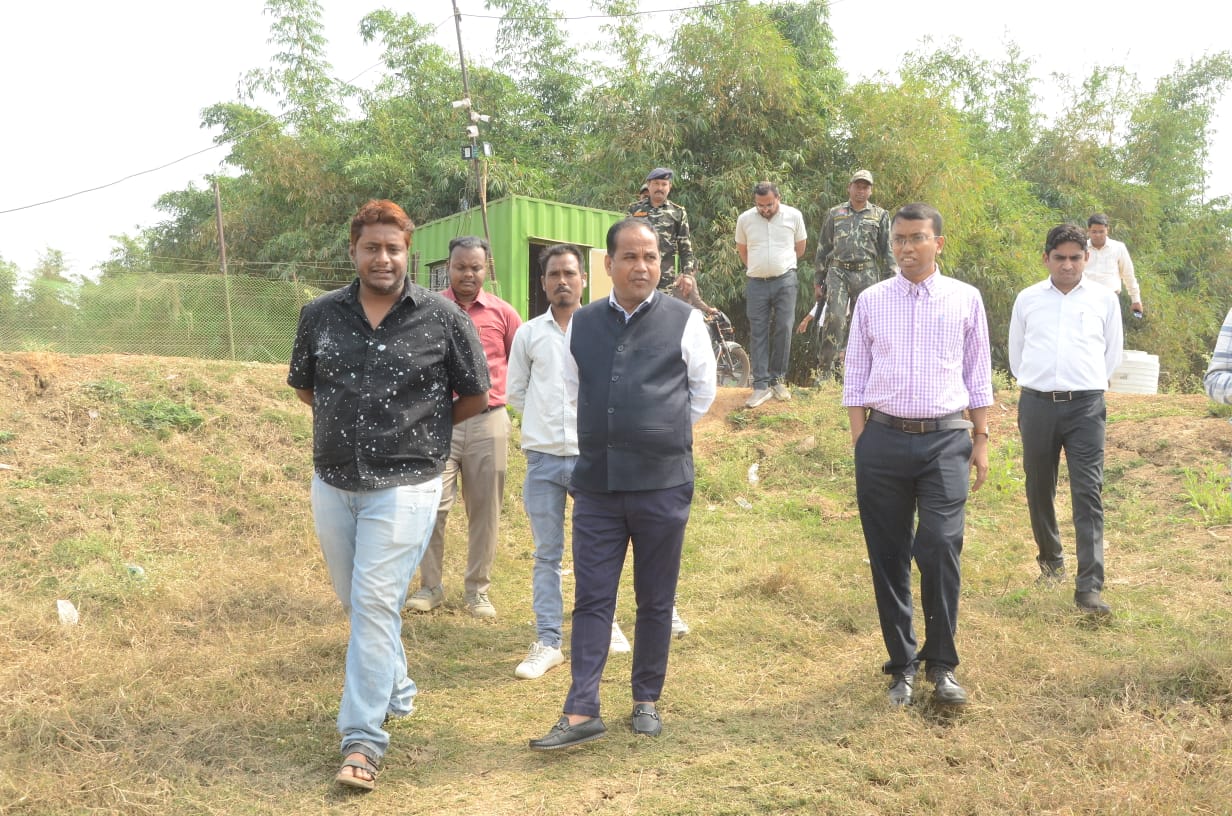 कलेक्टर ने किया सेजबहार में मत्स्य पालन का अवलोकन कलेक्टर ने किया सेजबहार में मत्स्य पालन का अवलोकन