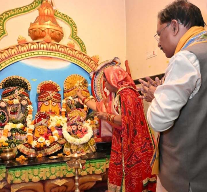 जन्मदिवस पर मुख्यमंत्री ने श्री जगन्नाथ मंदिर में पूजा-अर्चना कर प्रदेशवासियों के सुख-समृद्धि की कामना की जन्मदिवस पर मुख्यमंत्री ने श्री जगन्नाथ मंदिर में पूजा-अर्चना कर प्रदेशवासियों के सुख-समृद्धि की कामना की