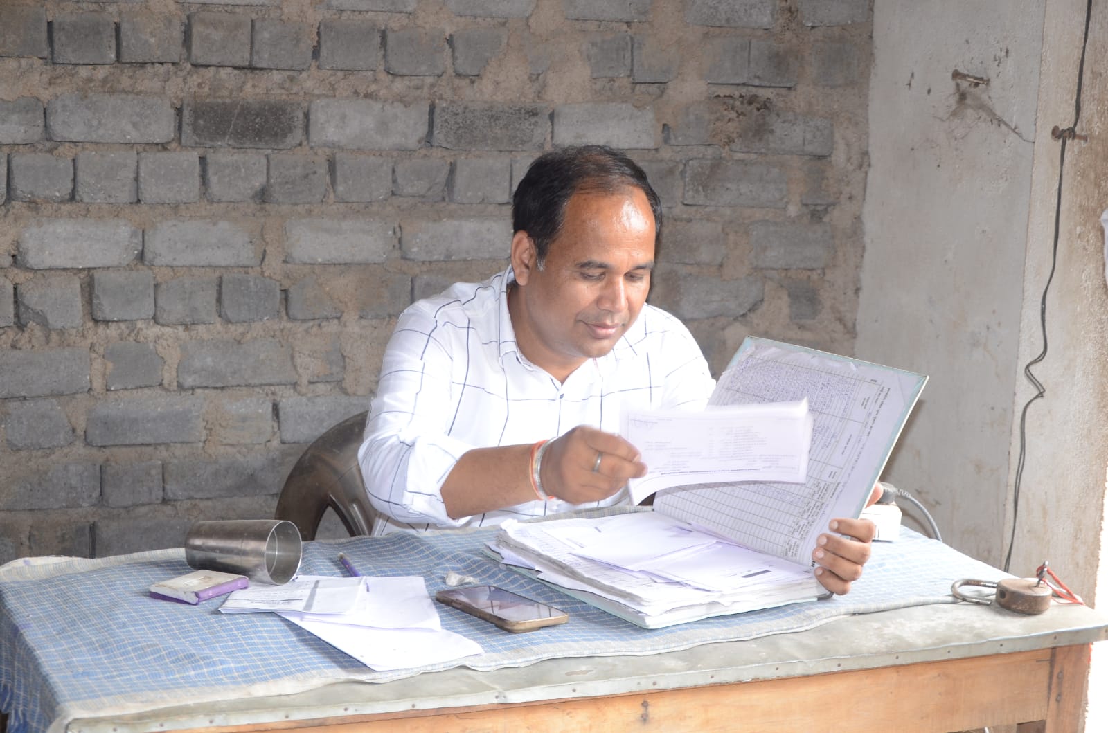 कलेक्टर डॉ गौरव सिंह ने पीडीएस दुकान का किया औचक निरीक्षण कलेक्टर डॉ गौरव सिंह ने पीडीएस दुकान का किया औचक निरीक्षण