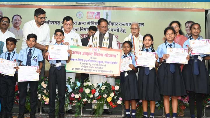 जगदलपुर के श्रमिक की बेटी डिंपल कश्यप अब संस्कार सिटी स्कूल में संवार रही अपना भविष्य जगदलपुर के श्रमिक की बेटी डिंपल कश्यप अब संस्कार सिटी स्कूल में संवार रही अपना भविष्य