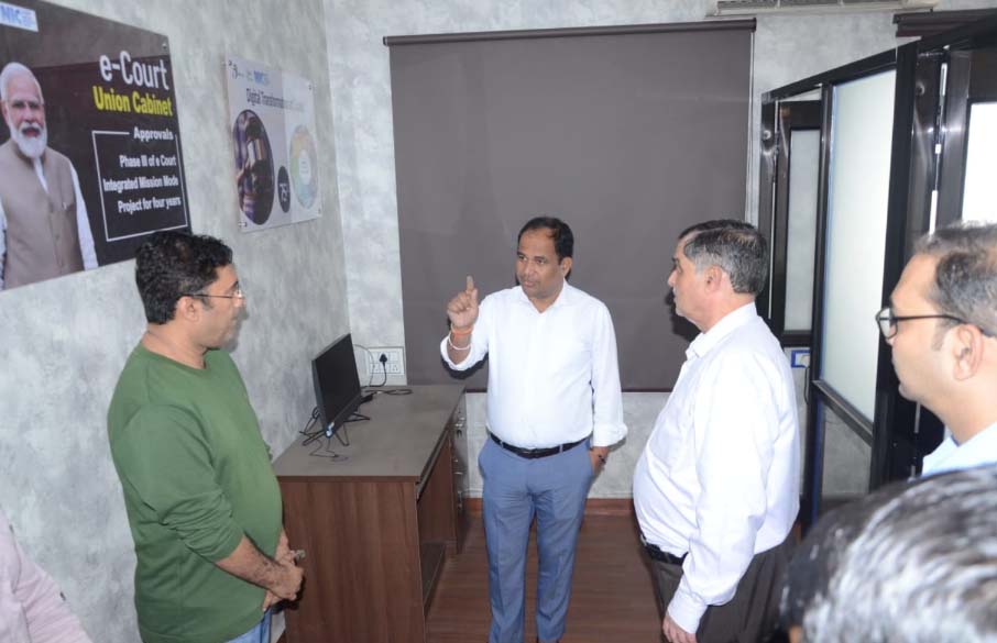 कलेक्टर ने किया जिला चिकित्सालय का औचक निरीक्षण, अस्पताल के कमरों में गंदगी देख भड़के कलेक्टर कलेक्टर ने किया जिला चिकित्सालय का औचक निरीक्षण, अस्पताल के कमरों में गंदगी देख भड़के कलेक्टर