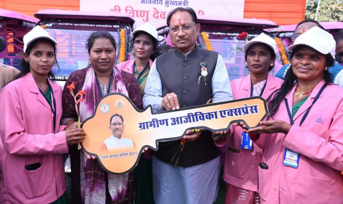 ई-रिक्शा से बच्चों को विद्यालय पहुंचाकर स्वावलंबन की मिसाल बनीं गीता दीदी ई-रिक्शा से बच्चों को विद्यालय पहुंचाकर स्वावलंबन की मिसाल बनीं गीता दीदी