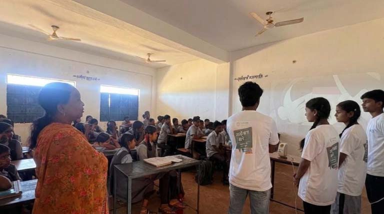 स्कूली छात्रों को वीडियो फिल्म के माध्यम से दिया जा रहा 'बाल सुरक्षा' का संदेश स्कूली छात्रों को वीडियो फिल्म के माध्यम से दिया जा रहा 'बाल सुरक्षा' का संदेश