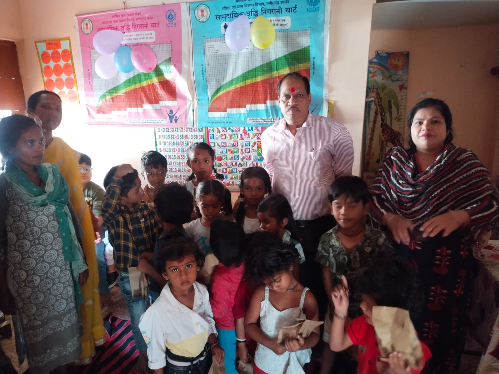 बच्चों के चेहरों पर मुस्कान, “प्रोजेक्ट आओ बाँटें खुशियाँ” के तहत हितेंद्र पटेल ने बच्चों संग साझा की खुशियाँ बच्चों के चेहरों पर मुस्कान, “प्रोजेक्ट आओ बाँटें खुशियाँ” के तहत हितेंद्र पटेल ने बच्चों संग साझा की खुशियाँ