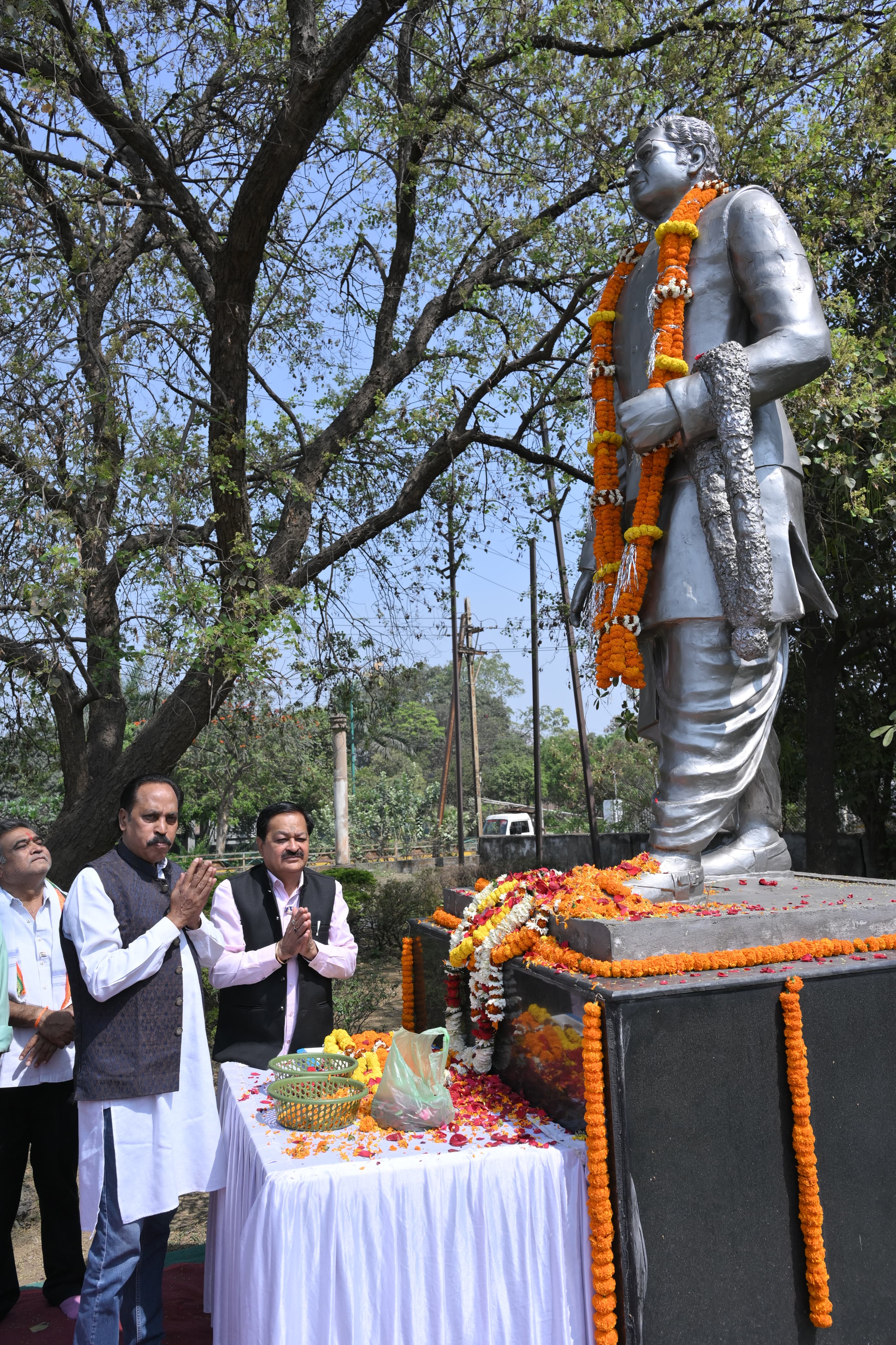 मध्यप्रदेश के पूर्व मुख्यमंत्री जननायक पण्डित श्यामा चरण शुक्ल को जयन्ती पर सादर नमन मध्यप्रदेश के पूर्व मुख्यमंत्री जननायक पण्डित श्यामा चरण शुक्ल को जयन्ती पर सादर नमन