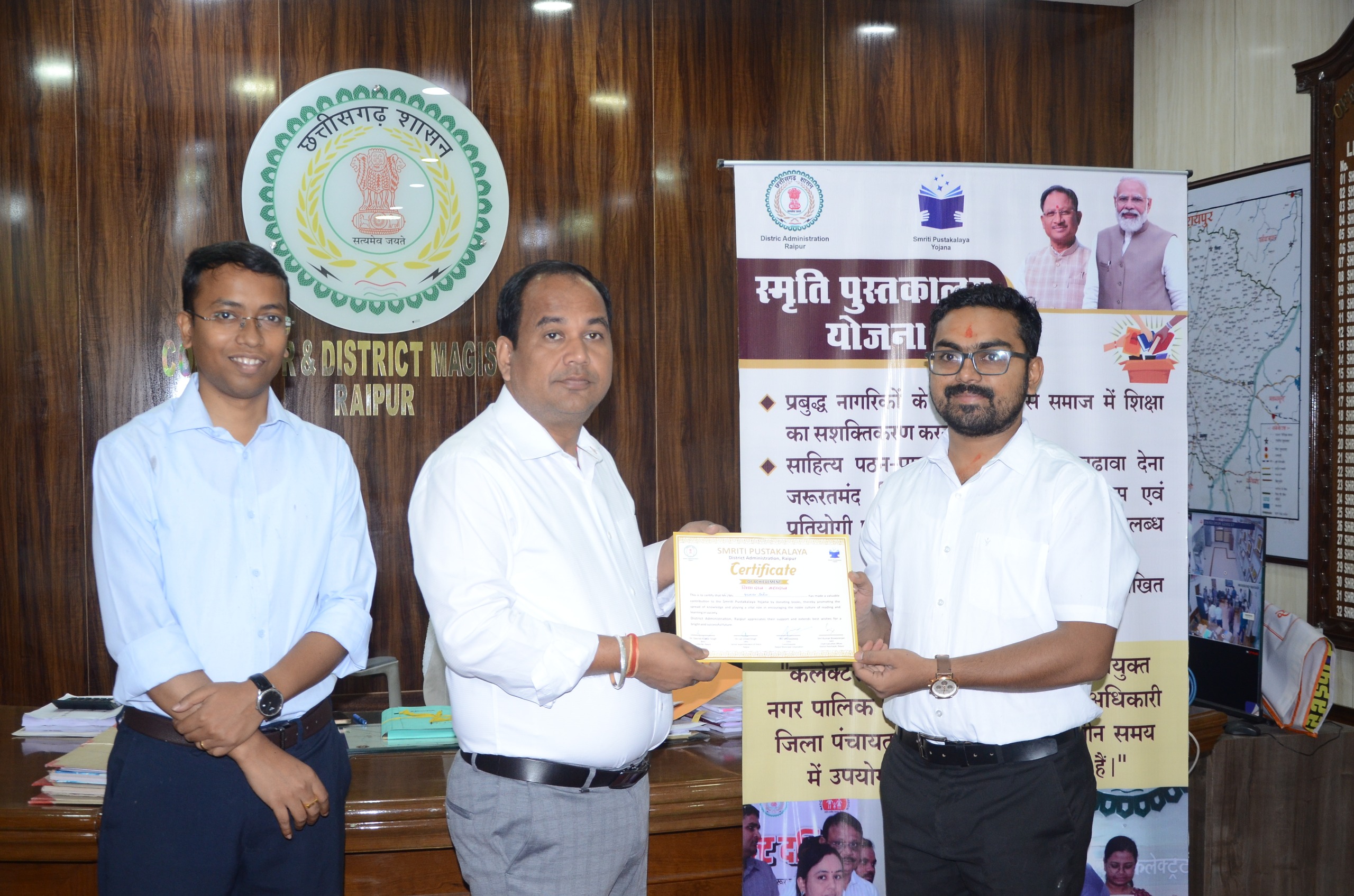 स्मृति पुस्तकालय योजना को मिल रहा जनसमर्थन, अब तक 7800 से अधिक पुस्तकें की गई दान स्मृति पुस्तकालय योजना को मिल रहा जनसमर्थन, अब तक 7800 से अधिक पुस्तकें की गई दान