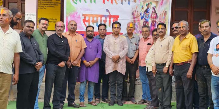 सरयूपारीण ब्राह्मण सभा की होली में फाग गीत के बीच उड़े अबीर गुलाल सरयूपारीण ब्राह्मण सभा की होली में फाग गीत के बीच उड़े अबीर गुलाल