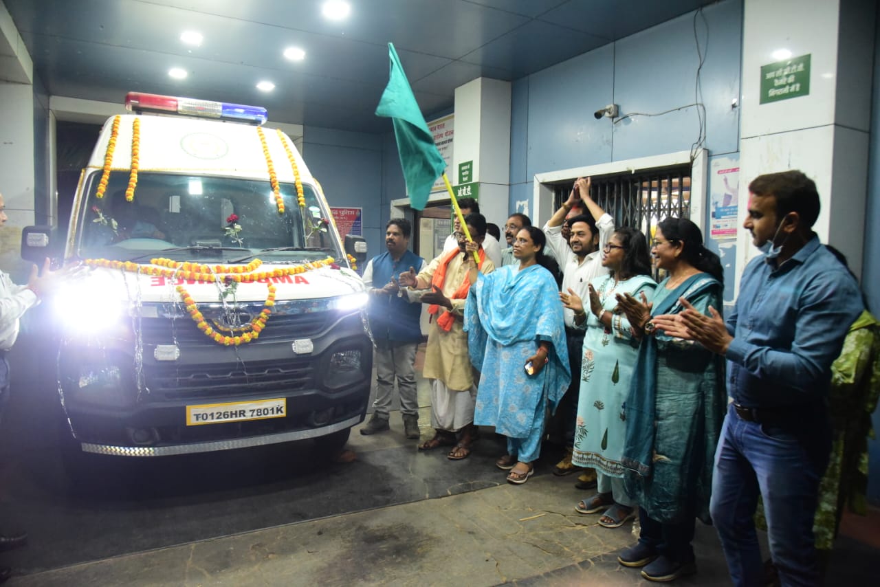 जिला अस्पताल को मिली नई एम्बुलेंस की सौगात जिला अस्पताल को मिली नई एम्बुलेंस की सौगात