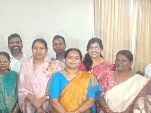 कांग्रेस उम्मीदवार फूलो देवी ने भी दाखिल किया नामांकन कांग्रेस उम्मीदवार फूलो देवी ने भी दाखिल किया नामांकन